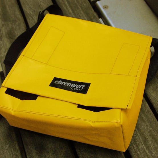kleine Messengerbag in gelb mit schwarzem Gurt
